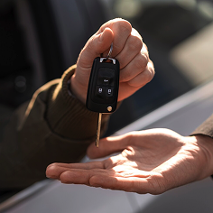 Мужчина передает ключи от машины