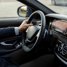 Мужчина управляет автомобилем