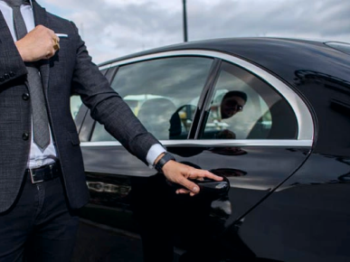 Личный водитель открывает дверь клиенту
