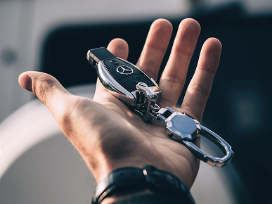 Ключи машины на оадони человека